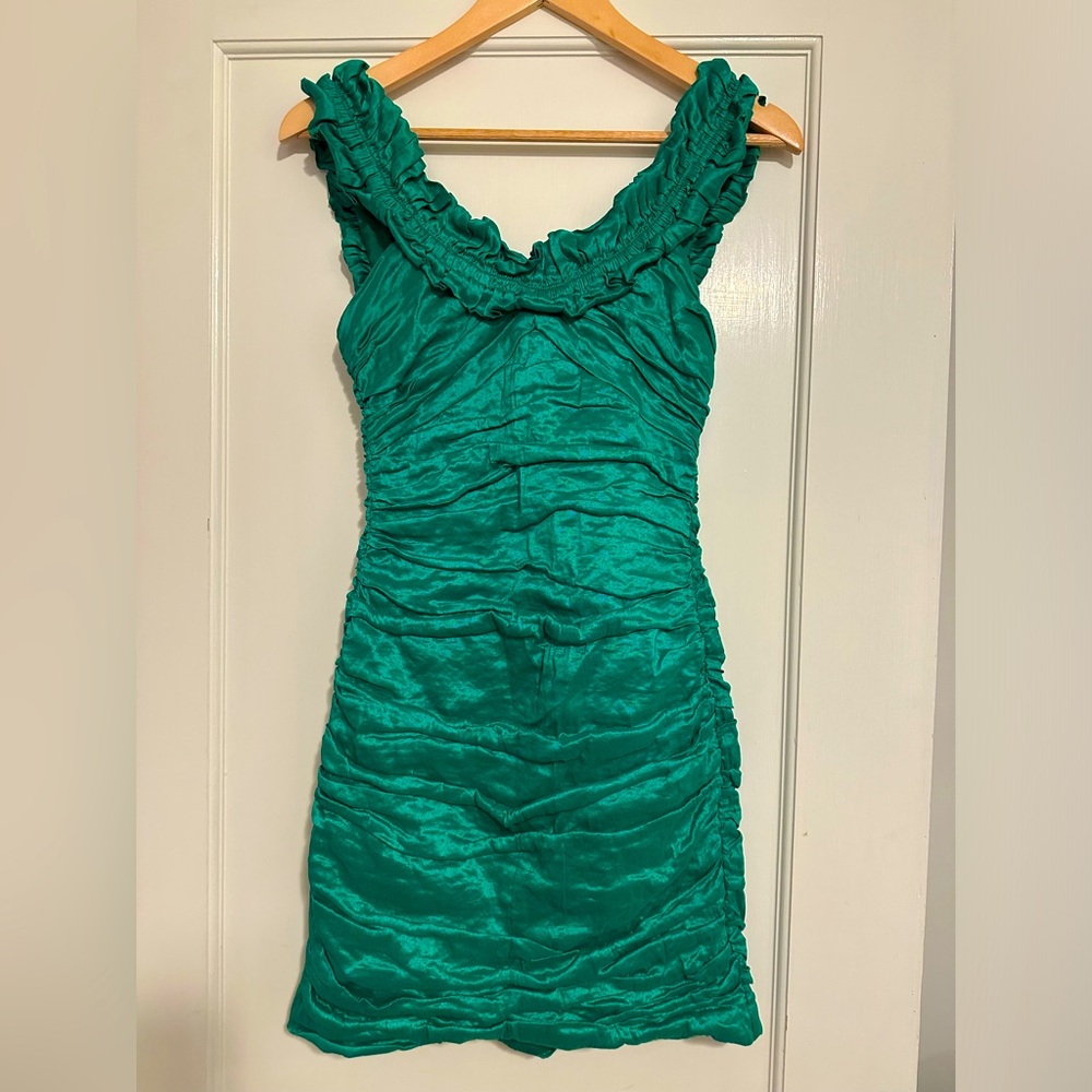 BCBGMAXAZRIA adorable short green ruched dress